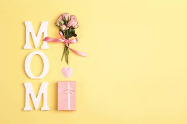 Anneler gün yukarıdan aşağıya çalar saat, hediye ve bo kompozisyon