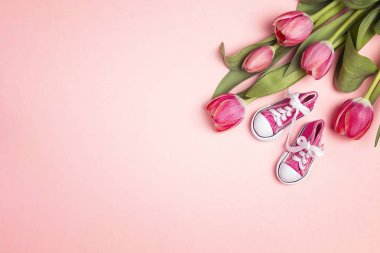 Pembe bir backgr üzerinde tulup çiçek ile Sevimli pembe kız spor ayakkabıları