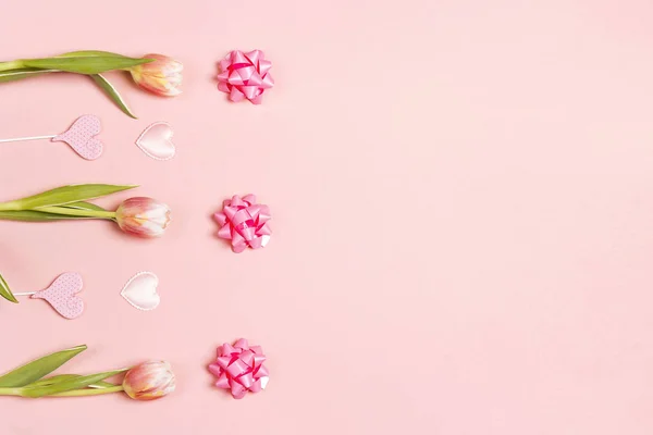 花卉边框与郁金香花，心和蝴蝶结上的粉红色粘贴 — 图库照片