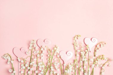 Aşk ile vadi çiçekleri zambak sınırı pembe b duyar