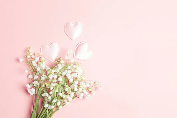 山谷花的百合与爱听到在粉红色的背景. — 图库照片