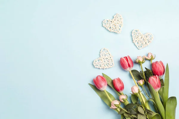 Μπουκέτο τουλίπες και τριαντάφυλλα με καρδιές σε μπλε φόντο. — Φωτογραφία Αρχείου