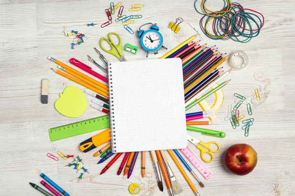 Voltar ao conceito de escola com caderno aberto em branco e suppl escola — Fotografia de Stock