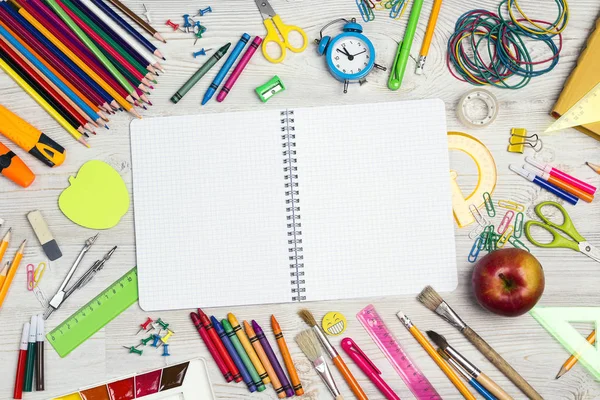 Voltar ao conceito de escola com caderno aberto em branco e suppl escola — Fotografia de Stock
