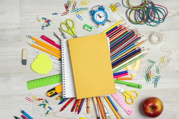 Voltar ao conceito de escola com livros e material escolar onlight woo — Fotografia de Stock