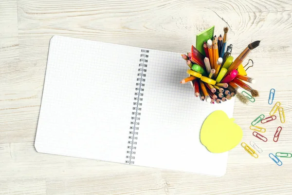 Zpět na školní koncept s prázdným otevřeným notebookem a školním supem — Stock fotografie