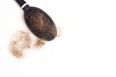 Beyaz arka planda saç fırçası ile saç dökülmesi sorunu. Kopyalama alanı