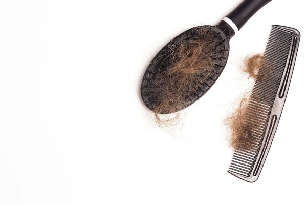 Pettinare e spazzolare i capelli con perdita di capelli su sfondo bianco. Copia spa — Foto Stock