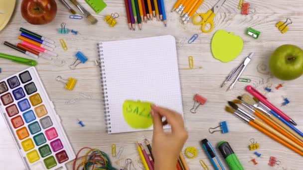 Voltar Fundo Venda Escola Com Material Escolar Mesa Mão Menina — Vídeo de Stock