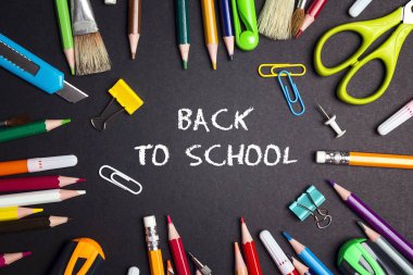 Siyah backg okul malzemeleri ile okul çerçeve kavramına geri dön