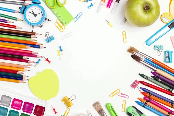 Voltar ao conceito de escola com material escolar e espaço de cópia no wh — Fotografia de Stock