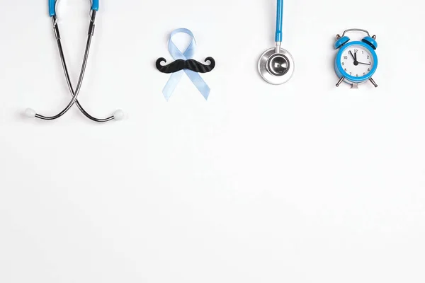 콧수염, 청진기, 알람 시계 및 카피 스파가있는 파란색 리본 — 스톡 사진