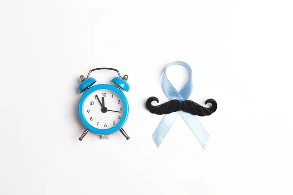 흰색 배경에 콧수염과 알람 시계와 파란색 리본. P — 스톡 사진