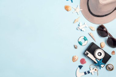 Bir tatil aksesuarları sınırı ile Düz yatıyordu seyahat konsepti