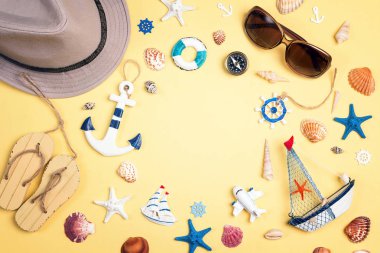 Sarı bir backgroun üzerinde tatil aksesuarları ve sembollersınırı