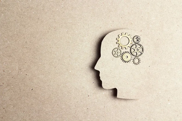 Dişliler tekerlekleri ile siluet insan kafası. 