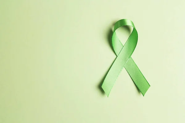 World Mental Health Day concept. Groen bewustzijn lint met COP — Stockfoto