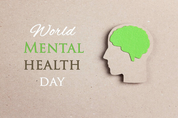 Силуэт головы человека с зеленым мозгом на бумажном фоне
