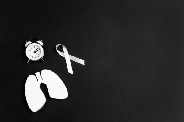 폐암 인식 배경에 흰색 리본, 자명종 시계 — 스톡 사진