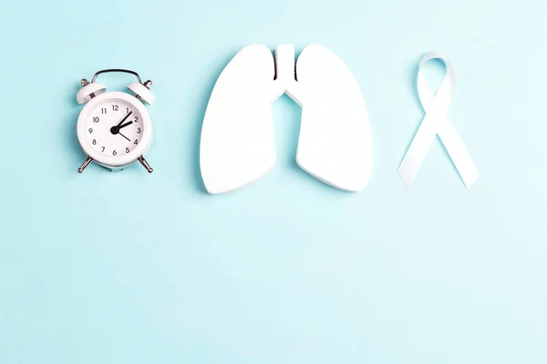 폐암 인식 배경에 흰색 리본, 자명종 시계 — 스톡 사진