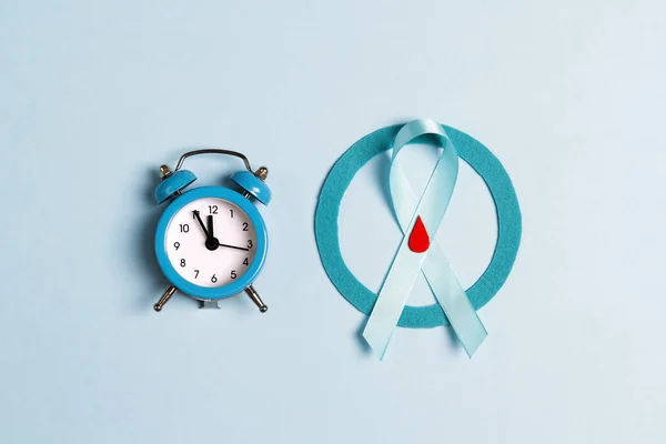 당뇨병 의 상징으로 리본 과피 방울이 달린 파란 원 — 스톡 사진