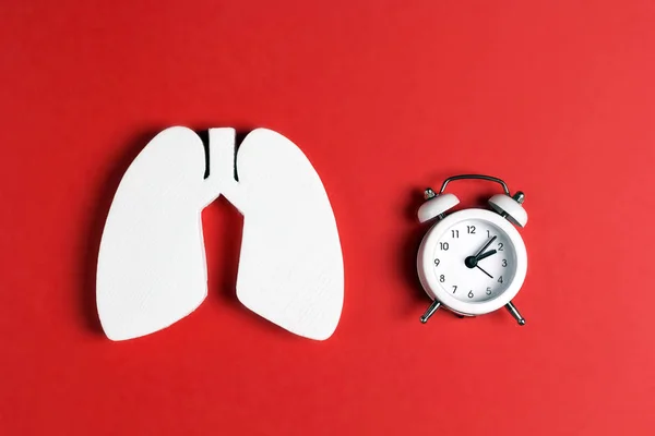 폐질환의 예방. 폐의 기호와 자명종 시계 — 스톡 사진