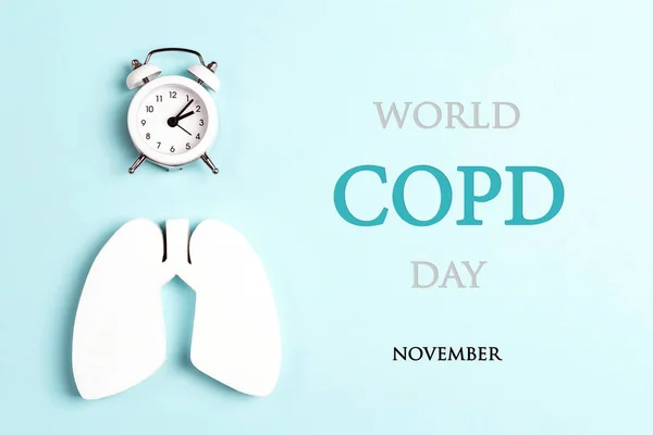 World Copd dag koncept med lungsymbol och väckarklocka på en blu — Stockfoto