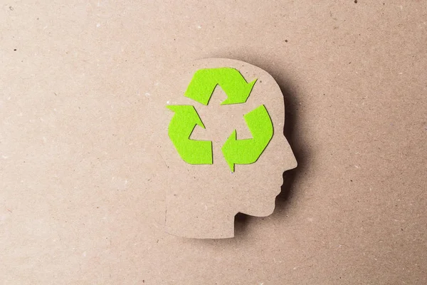 Σκιαγραφία προφίλ κεφαλής με σύμβολο ανακύκλωσης σε καφέ χάρτινο backg — Φωτογραφία Αρχείου