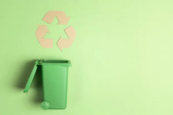 Πράσινος κάδος απορριμμάτων με σύμβολο ανακύκλωσης. — Φωτογραφία Αρχείου