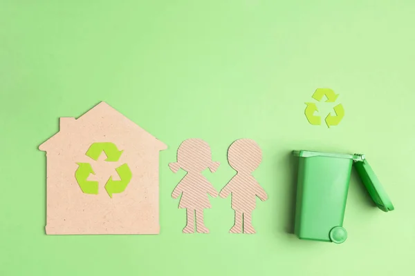 Ekologiskt hus med återvinningssymbol, soptunna och kartong — Stockfoto
