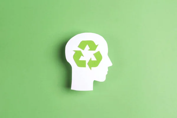 Σκιαγραφία προφίλ κεφαλής με σύμβολο ανακύκλωσης σε πράσινο φόντο. — Φωτογραφία Αρχείου