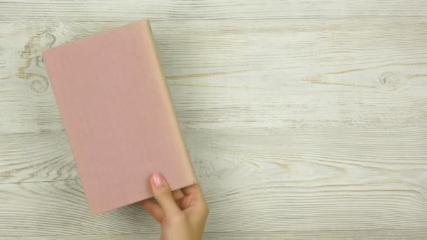 Mano Femenina Pone Libros Una Alcancía Sobre Mesa Concepto Costos — Vídeos de Stock