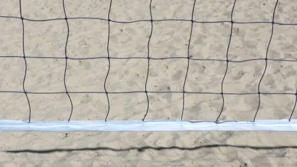 Volleyballnetz Sandhintergrund Großaufnahme Beachvolleyballfeld — Stockvideo