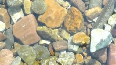 Dibi kayalık olan temiz bir dağ nehri. Yukarıdan görüntüle.