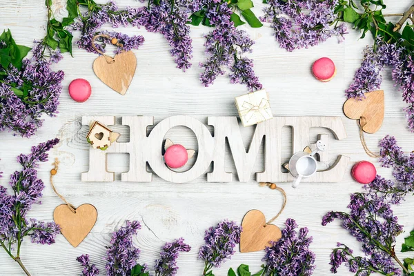 Word Home Λιλά Λουλούδια Καρδιές Και Μπισκότα Ανοιχτό Ξύλινο Φόντο — Φωτογραφία Αρχείου