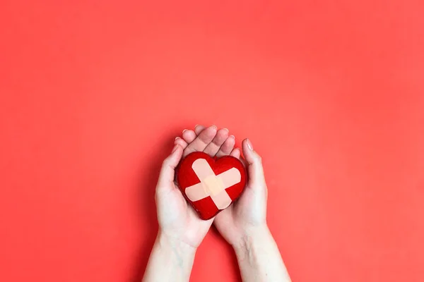 Coração Com Gesso Mãos Femininas Sobre Fundo Vermelho Conceito Cuidados — Fotografia de Stock
