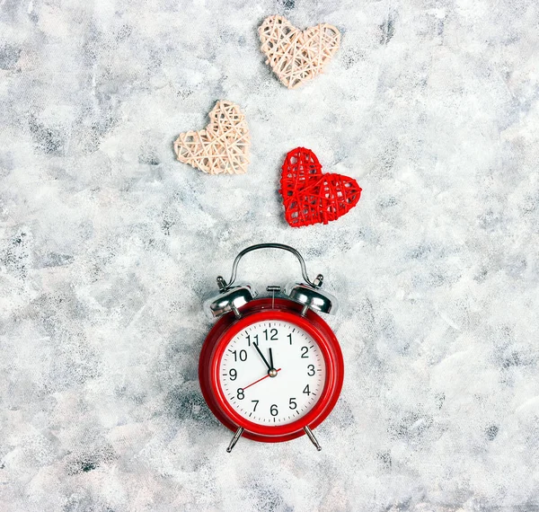 Relógio Alarme Vermelho Clássico Com Corações Fundo Lona Cinza Praça — Fotografia de Stock