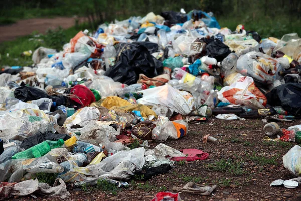 Hög Med Skräp Naturen Bland Växterna Giftig Plast Naturen Miljöförstöring — Stockfoto