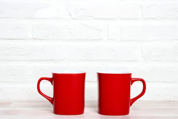juego de tazas para café color rojo en fondo blanco Stock Photo