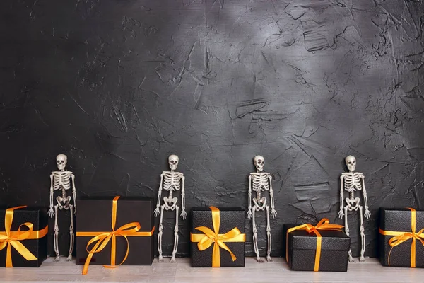 Halloween Sfondo Vacanza Con Scheletri Scatole Regalo Nero Sfondo Nero — Foto Stock