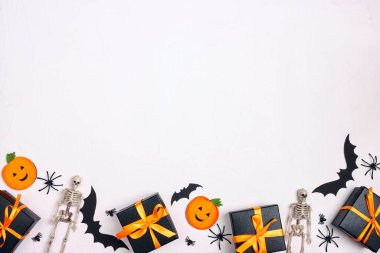 Cadılar Bayramı süsleri ve beyaz arka planda hediyeler. Metin için alanı kopyala.