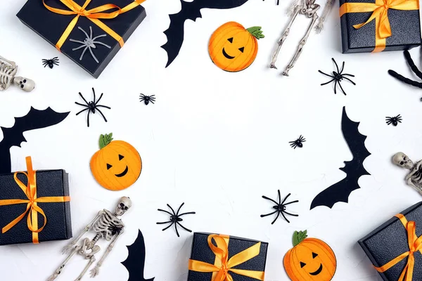 Keret Halloween Nyaralás Dekorációk Ajándékok Fehér Háttér Szöveg Másolási Helye — Stock Fotó