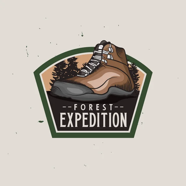 Logotipo colorido vintage da expedição florestal com sapato de trekking para caminhadas, crachá vintage — Vetor de Stock