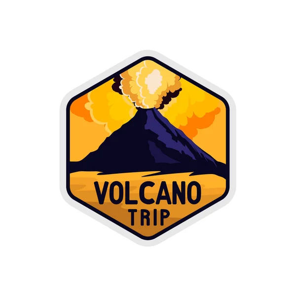 Distintivo do céu amarelo vulcão com forma rochosa e fumaça de explosão vulcânica — Vetor de Stock