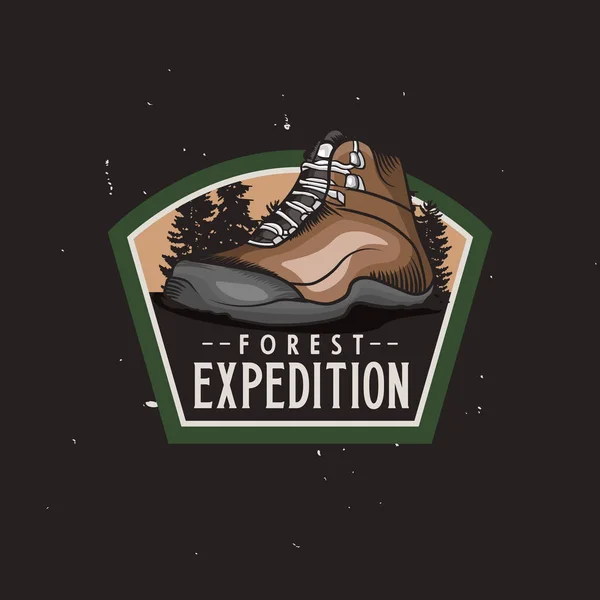 Logotipo colorido vintage da expedição florestal com sapato de trekking para caminhadas, crachá vintage — Vetor de Stock