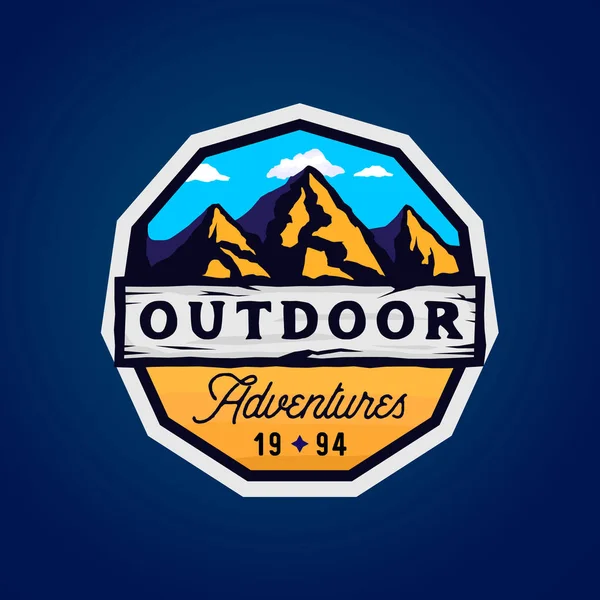 Modern renkli rozet açık kampı ve dağlar logo, açık maceralarını