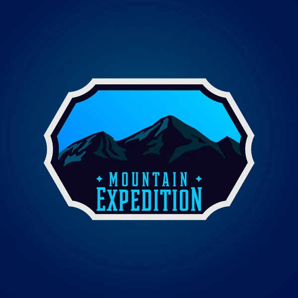 Logotype expédition de montagne aux formes rocheuses . — Image vectorielle