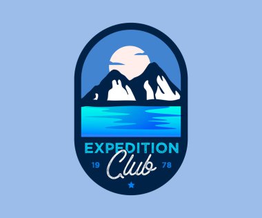 Günbatımlı mavi renkli dağ rozeti. Vector vintage stil yaban hayatı rozeti