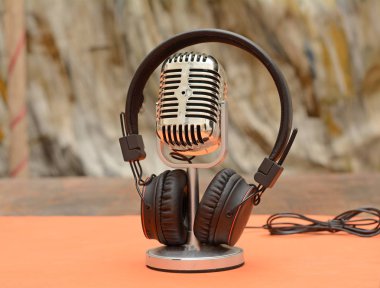 Tablo, Music Tema üzerinde mikrofon ile kablosuz kulaklık