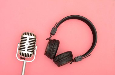 Pembe bir arka plan, müzik konsepti üzerinde mikrofon ile kablosuz kulaklık